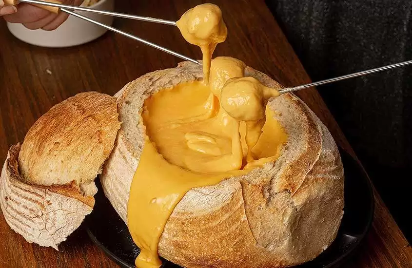 fondue de queijo servido em um pão fresco e crocante