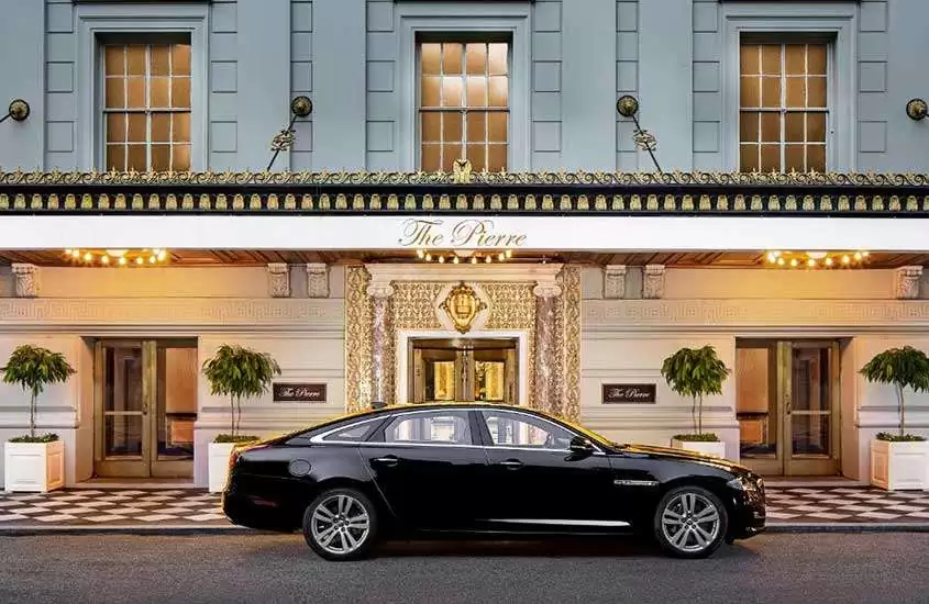 Durante o dia, carro preto estacionado em frente ao The Pierre, A Taj Hotel, New York