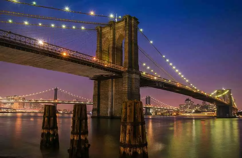 Ponte iluminada sobre as águas do Rio Hudson durante a noite de réveillon em nova york