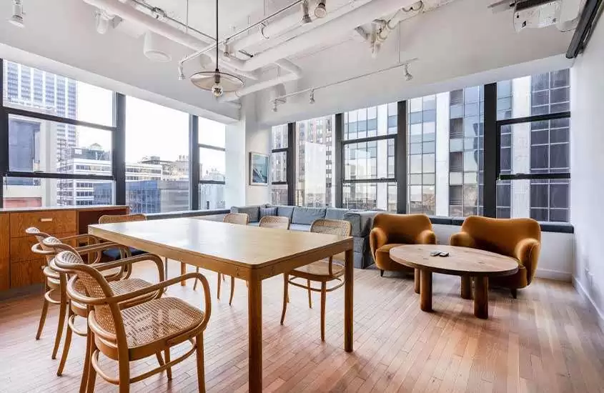 mesa de jantar, sofá e poltronas em ampla sala de estar em apartamento com vista para a cidade de nova york