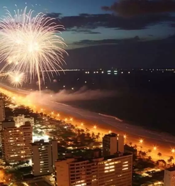 durante a noite, fogos iluminando céu em praia, durante réveillon Fortaleza 2024