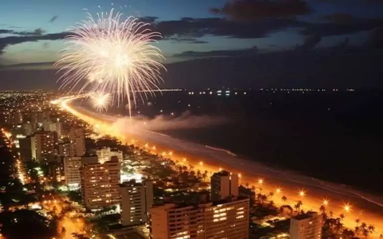 durante a noite, fogos iluminando céu em praia, durante réveillon Fortaleza 2024