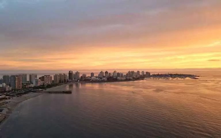 durante o entardecer, vista aérea de prédios às margens do mar em Punta del Este
