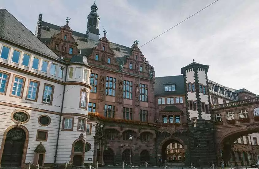 durante o dia, diversas casas brancas, marrons e vermelhas em estilo medieval em bairro de Bornheim
