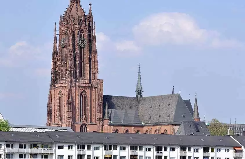 durante um dia ensolarado, vista aérea de igreja com arenito vermelho em Frankfurt