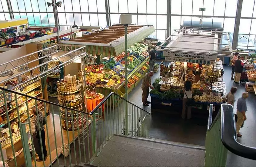 pessoas comprando frutas em mercado Kleinmarkthalle, um dos principais pontos turísticos de frankfurt alemanha