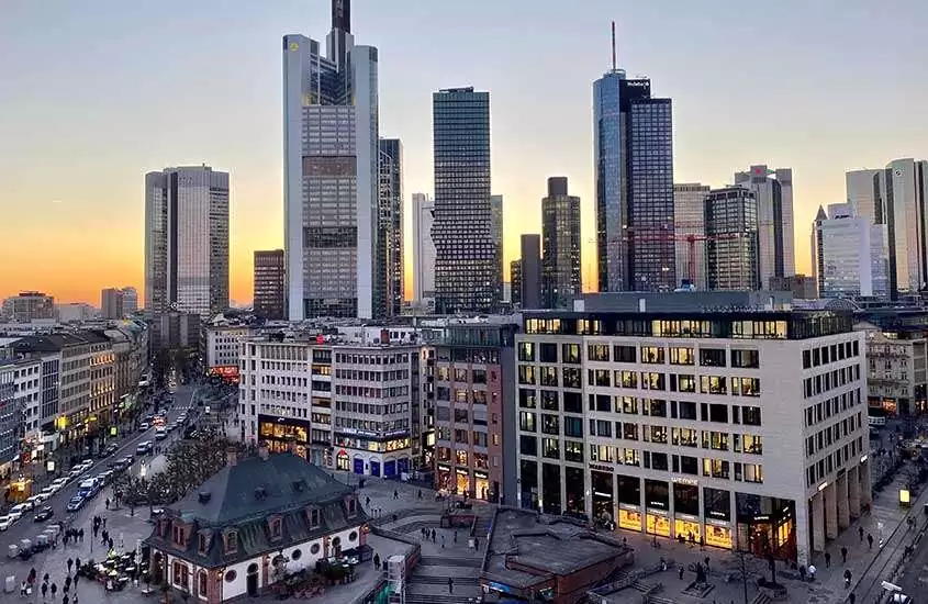 durante um entardecer, vista aérea de arranha-céus em Frankfurt Alemanha