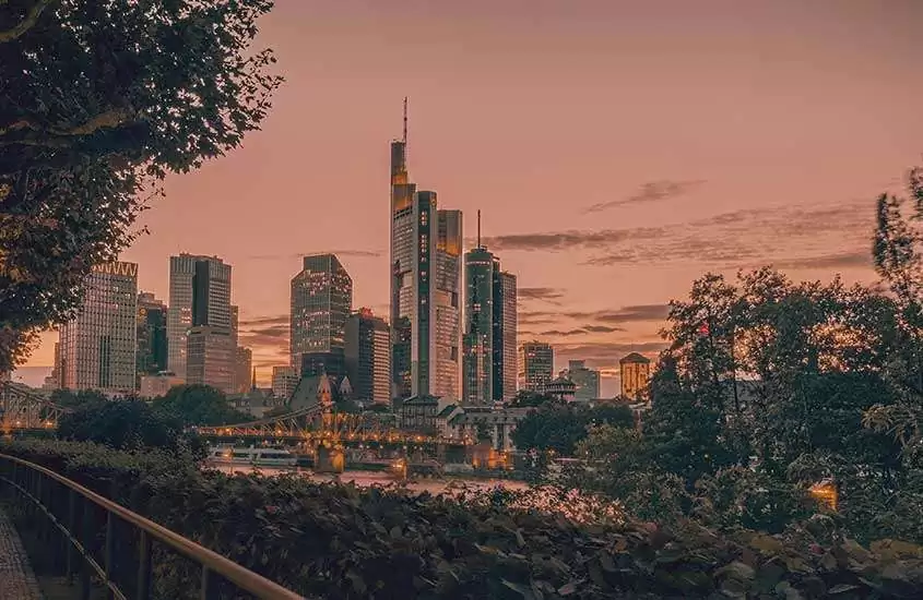 durante entardecer, vista aérea de casas, prédios e arranha-céus em Frankfurt Alemanha