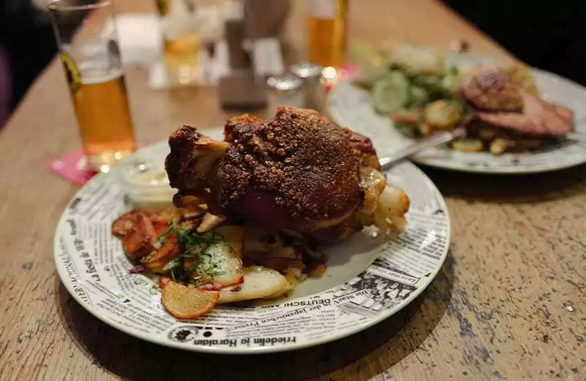 joelho de porco e copos de cerveja servidos em um dos melhores em Frankfurt Alemanha