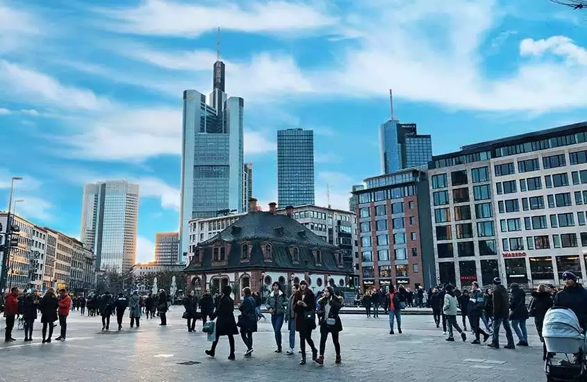 durante o dia, pessoas caminhando em praça de Frankfurt Alemanha