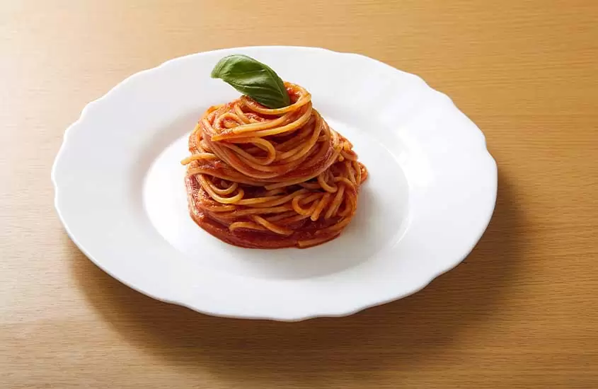 prato redondo com macarrão com molho de tomate, guanciale e queijo pecorino, uma das comidas típicas da Itália