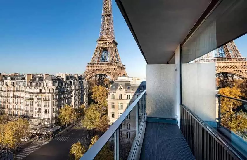 durante um dia ensolarado, Torre Eiffel vista de varanda de um dos melhores hotéis em paris com vista para Torre Eiffel