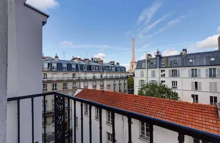 durante o dia, prédios e torre eiffel vistas de hotel em paris