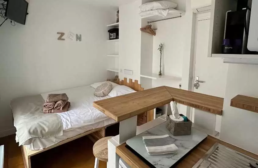 cama e cozinha compacta em suíte de um dos Hotéis baratos em Paris com vista para a Torre Eiffel