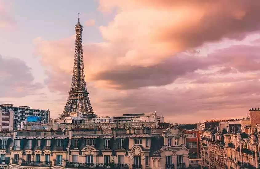 durante entardecer, vista aérea de prédios e Torre Eiffel em paris