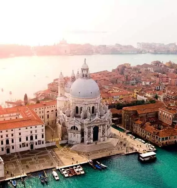 durante o dia, vista aérea de prédios às margens de canais em Veneza.