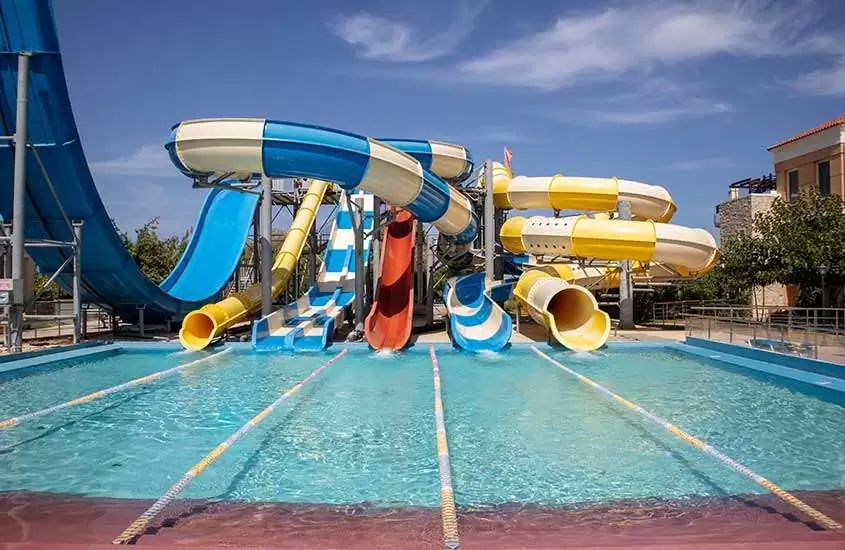 Durante um dia ensolarado, diversos toboáguas em parque aquático, uma atração para quem vai viajar para Ibiza com crianças.