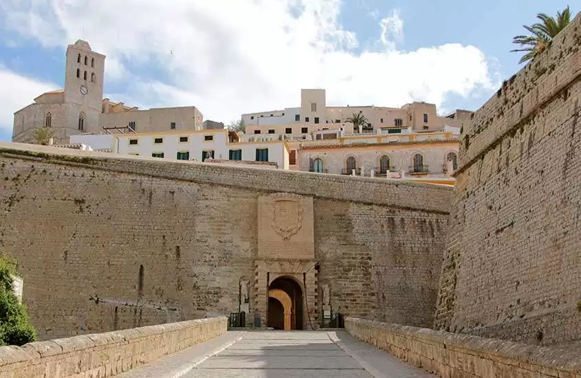 durante o dia, construções com estilo medieval no centro histórico de Ibiza, Espanha.