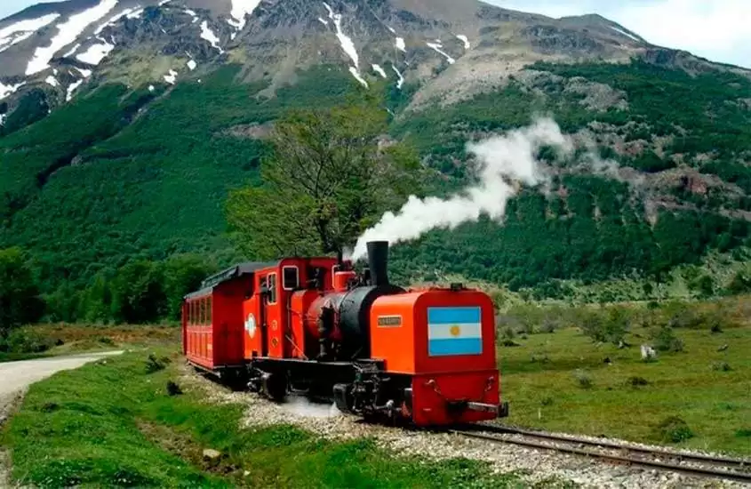 Durante o dia, trem passando entre as montanhas em Ushuaia