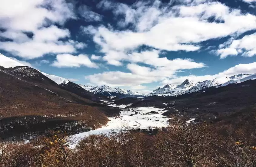 durante o dia, montanhas cobertas de neve em Ushuaia