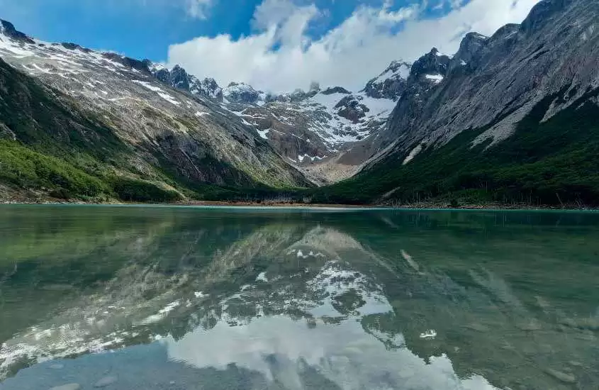 Durante o dia, montanhas às margens de lago esmeralda, um dos pontos turísticos de ushuaia