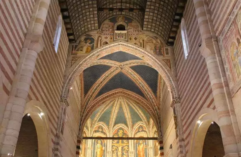 Interior do teto de uma igreja ornamentada em San Zeno, um lugar onde ficar em verona