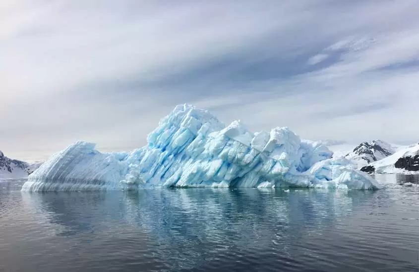 durante dia nublado, iceberg no mar