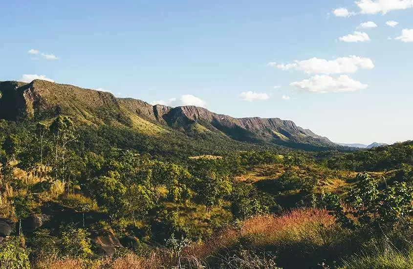 em dia de sol, vista panorâmica de serras na Chapada dos Veadeiros