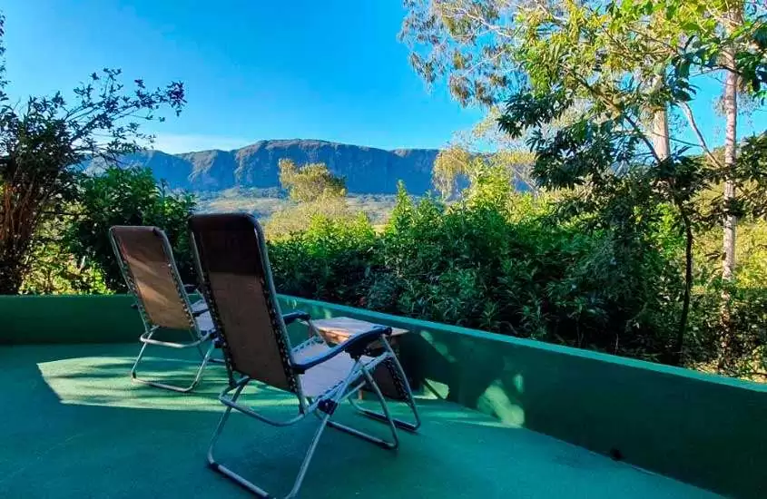 durante um dia de sol, cadeiras de praia em cobertura com vista para as montanhas em um das melhores pousadas na serra da canastra