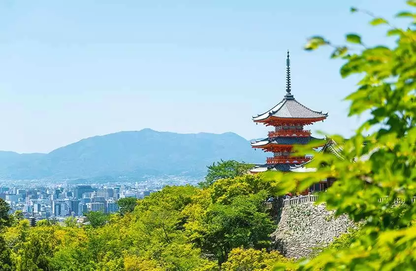 Em dia de sol, árvores ao redor de templo budista Kiyomizu-dera, um dos principais pontos turísticos do japão