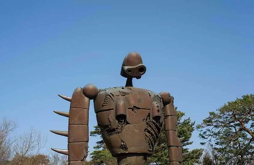 Durante um dia ensolarado, estátua de Laputa, um robô do filme “O Castelo no Céu”, em tamanho real, em área ao ar livre de Ghibli Museum