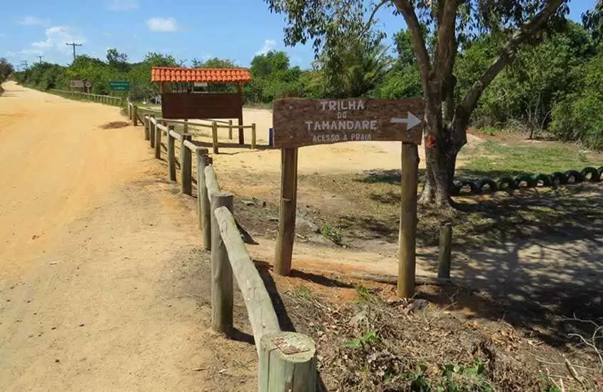 Em dia de sol, placa indicativa de trilha do Tamandaré em Itaunas