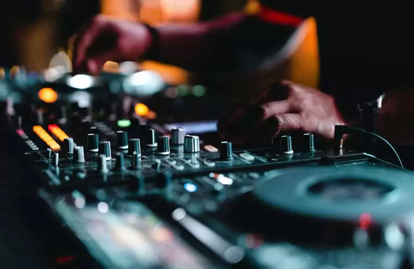 DJ mexendo em mesa de mixagem, durante uma festa de réveillon em florianópolis