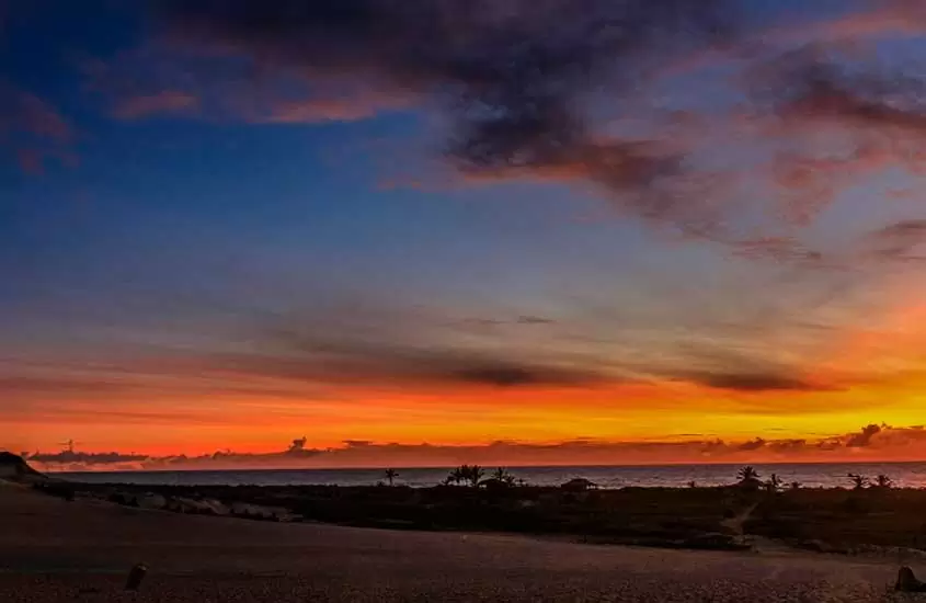 Durante o pôr do sol, vista panorâmica do litoral de itaúnas es