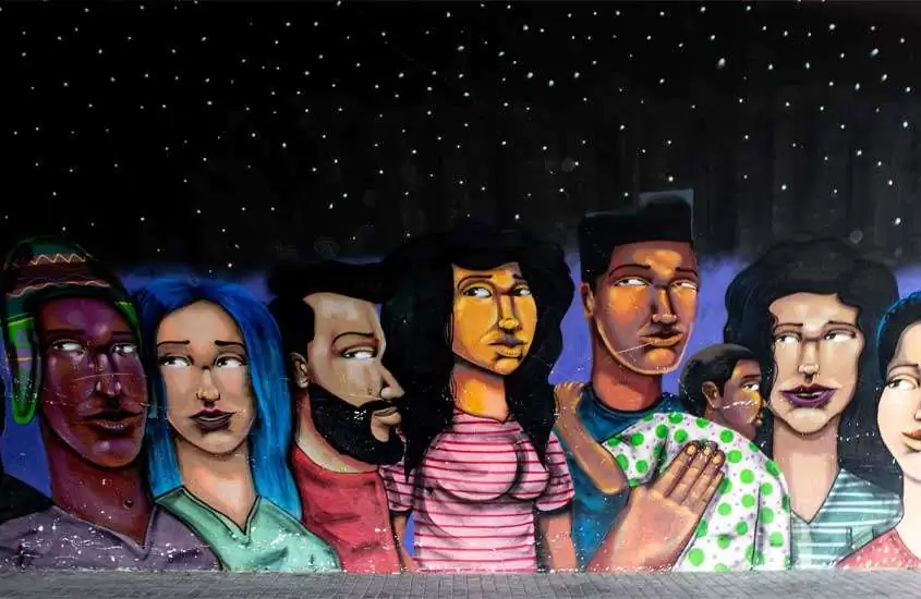 Desenho de céu estrelado e diversas pessoas em muro de Barranco, um dos bairros onde ficar em lima