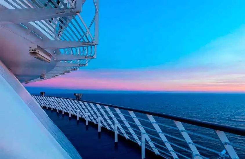 Durante o pôr do sol, cruzeiro em helsinque com o mar ao redor