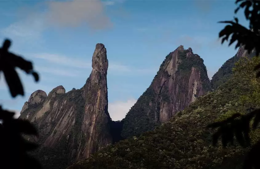 Em um dia de sol, paisagem das montanhas de Teresópolis, um dos lugares baratos para passar o ano novo com árvores ao redor