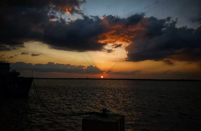 Por do sol no Pará, um lugar barato para passar o ano novo com mar na frente, barco do lado e mar