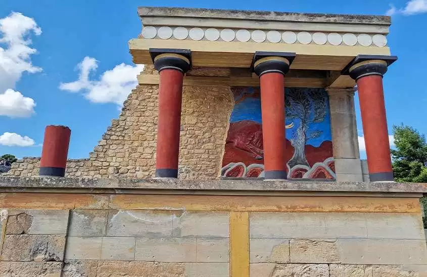 Em um dia de sol, ruínas de um palácio, ótima opção de o que fazer em Creta