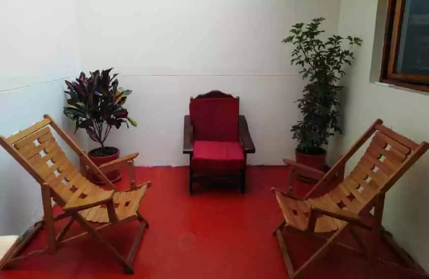 área de canso com cadeiras, poltrona e plantas decorativas