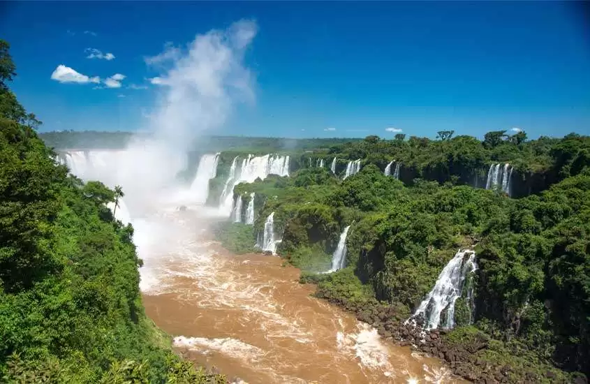 Em um dia de sol, paisagem aérea de Foz do Iguaçu, lugar onde ir no feriado de corpus christi com árvores e cataratas