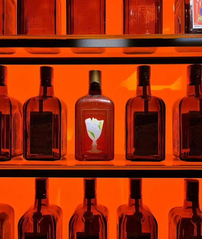 Armário vermelho de bebidas com uma em destaque
