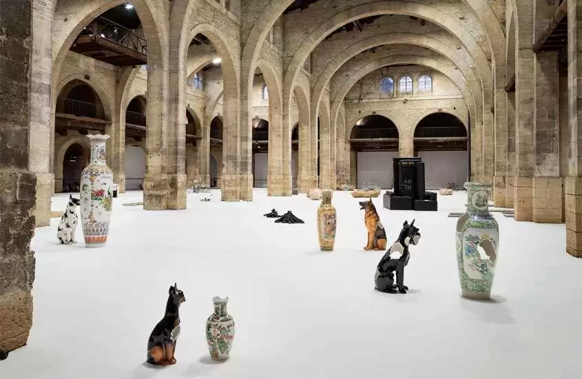 Interior de um dos pontos turísticos de bordeaux com esculturas e vasos