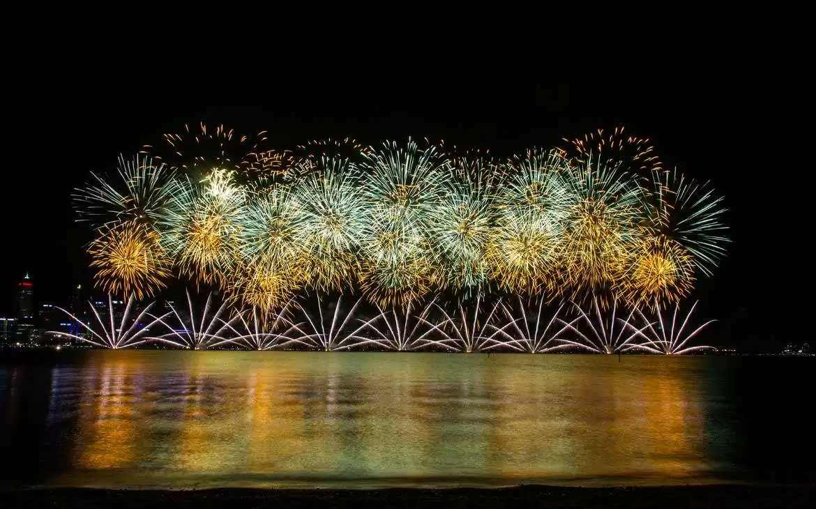 Durante a noite, paisagem da queima de fogos de um lugar onde passar o réveillon